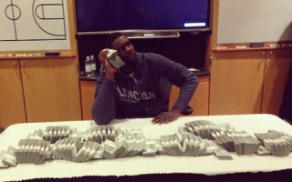 Illustration for article titled Johnny Manziel Does The Money Phone Very Poorly